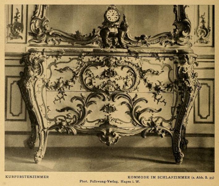 036 Kurfürstenzimmer. Kommode im Schlafzimmer
