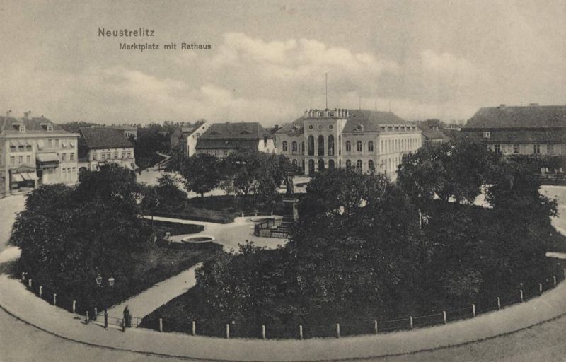 Neustrelitz, Marktplatz und Rathaus