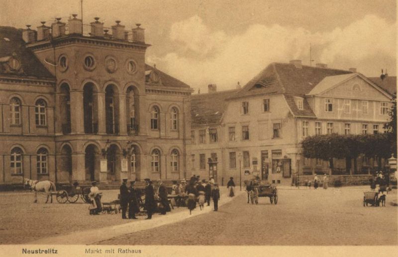 Neustrelitz, Marktplatz und Rathaus