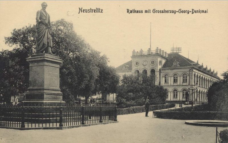 Neustrelitz, Rathaus mit Großherzogl. Denkmal