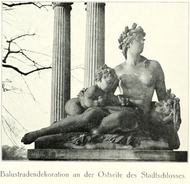 003 Balustradendekoration an der Ostseite des Stadtschlosses. 