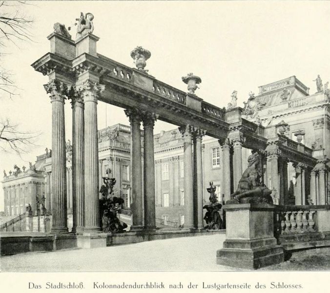 004 Das Stadtschloss. Kolonnadendurchblick nach der Lustgartenseite des Schlosses