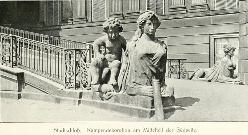 009 Stadtschloss. Rampendekoration am Mittelteil der Südseite 
