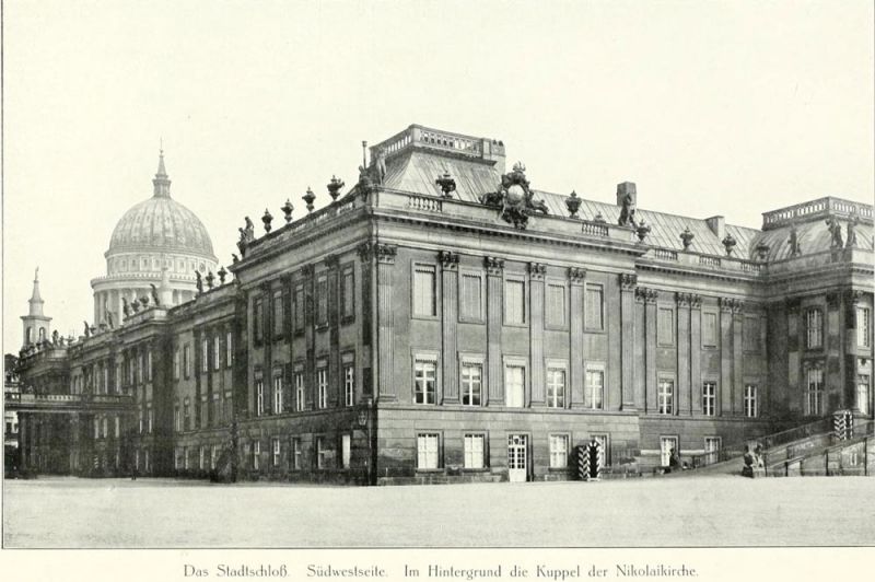 010 Stadtschloss. Südwestseite. Im Hintergrund die Kuppel der Nikolaikirche