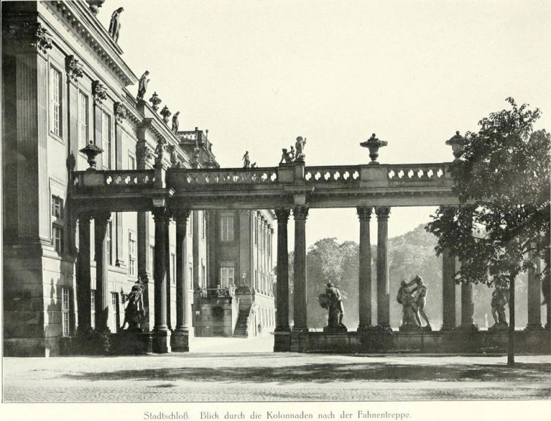 011 Stadtschloss. Blick durch die Kolonnaden nach der Fahnentreppe