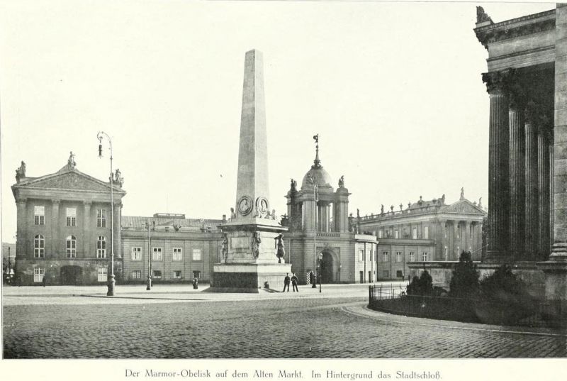 018 Der Marmor-Obelisk auf dem Alten Markt. Im Hintergrund das Stadtschloss