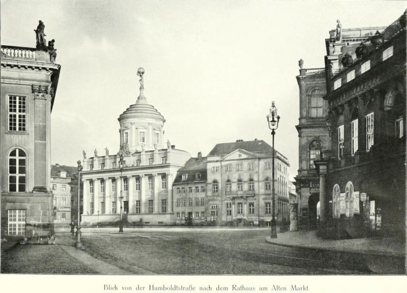 021 Blick von der Humboldtstraße nach dem Rathaus am Alten Markt