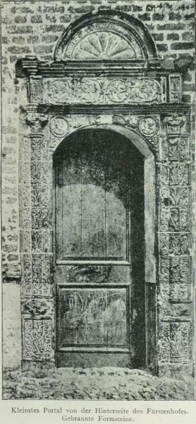 Wismar, Fürstenhof, Kleines Portal mit gebrannten Formsteinen