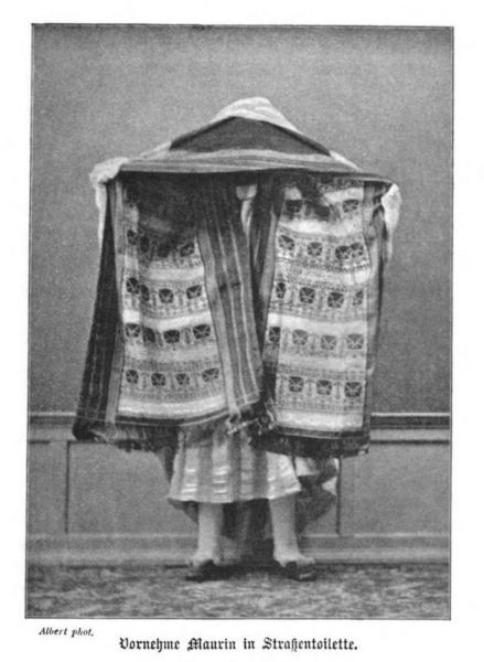 Tunesien, Vornehme Maurin in Straßentoilette