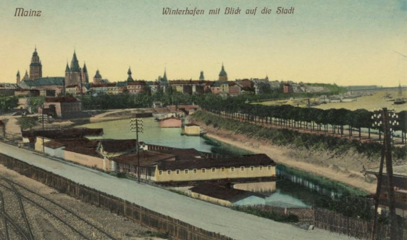Mainz - Winterhafen mit Blick auf die Stadt