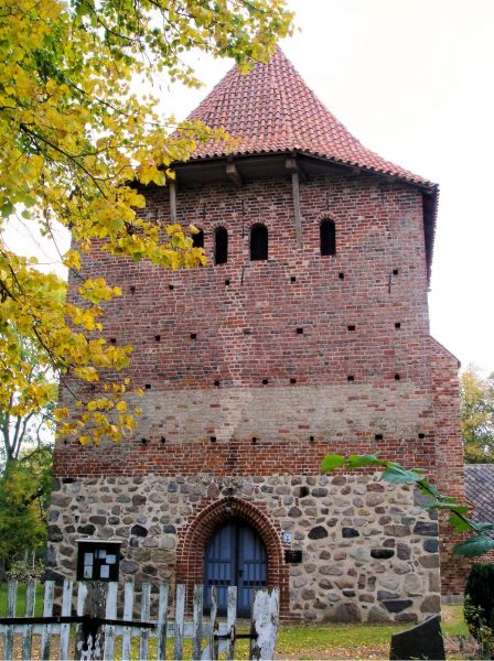 Groß Tessin, Dorfkirche Portalansicht