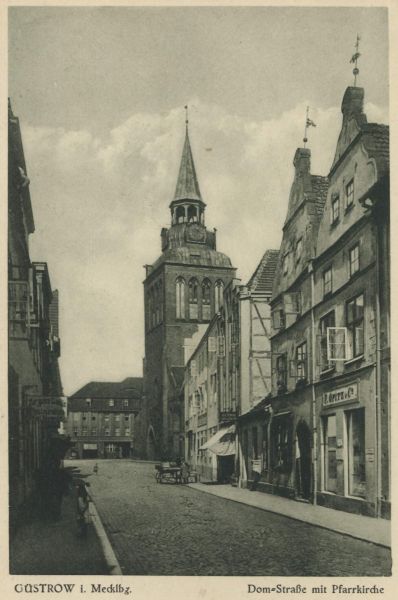 Güstrow, Dom-Straße mit Pfarr-Kirche