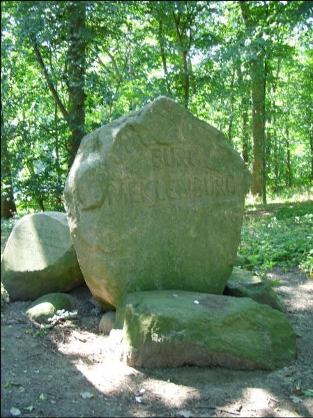 Mecklenburg, Denkmal an der Stelle der ehemaligen Burganlage