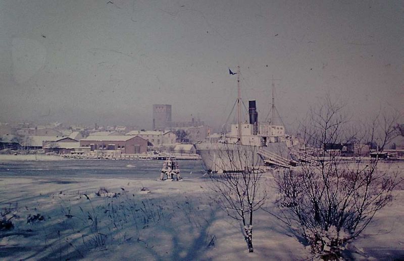 Hansestadt Rostock, Unterwarnow, Pionierschiff mit Blick auf Petrikirche, 1962