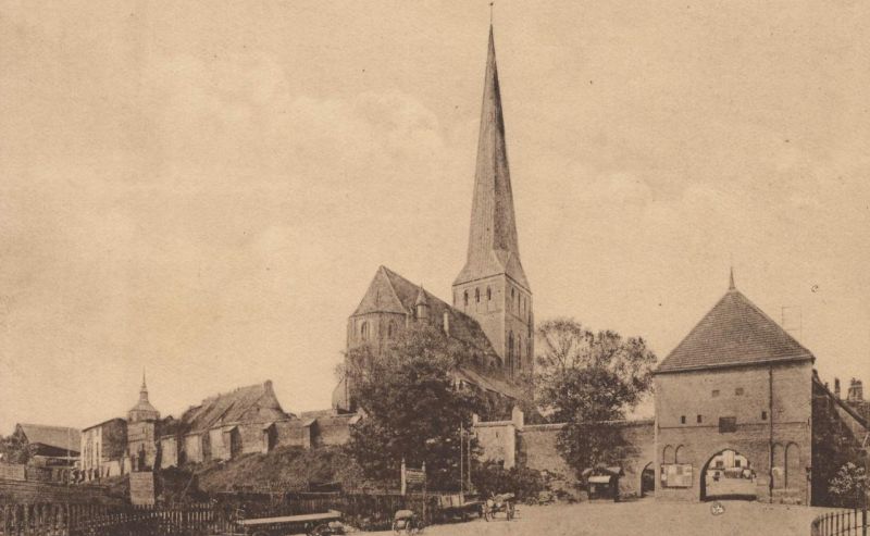 Rostock - Petrikirche mit Petritor