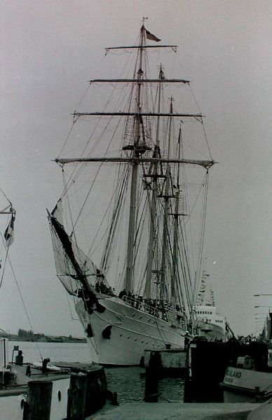 Rostock, Stadthafen mit Großsegler, 1968