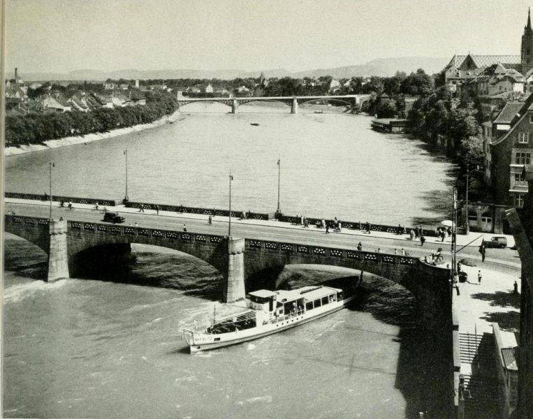 Basel - Im weiten Bogen durchfließt der Rhein die Stadt 