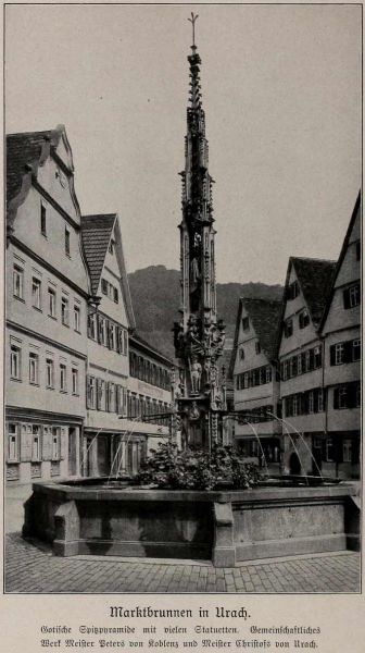 016 Marktbrunnen in Urach. Gotische Spitzpyramide mit vielen Statuetten. Gemeinschaftliches Werk Meisters Peters von Koblenz und Meister Christofs von Urach.