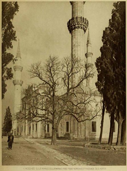 001. Moschee Suleimansi (Suleimanie) 1550-1566 Nordwestfassade des Hofes.