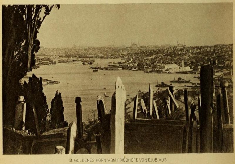 003. Goldenes Horn vom Friedhofe von Ejub aus