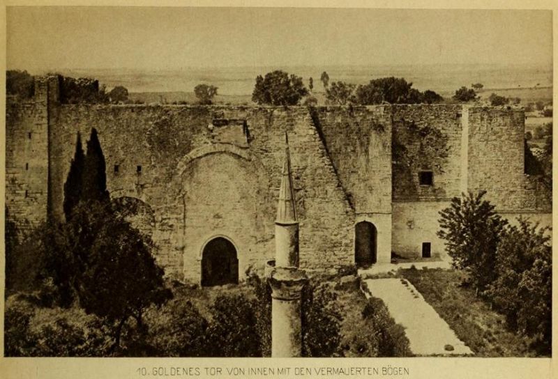010. Goldenes Tor von innen mit den vermauerten Bögen