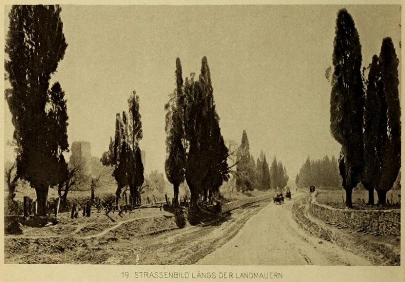 019. Straßenbild längs der Landmauern