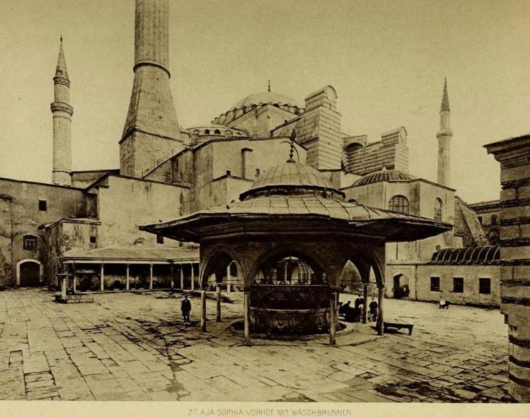 027. Aja Sophia. Vorhof mit Waschbrunnen