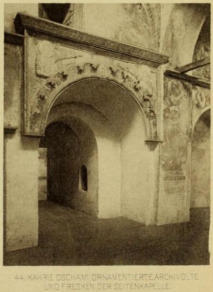 044. Kahrie Dschami, ornamentierte Archivolte und Fresken der Seitenkapelle
