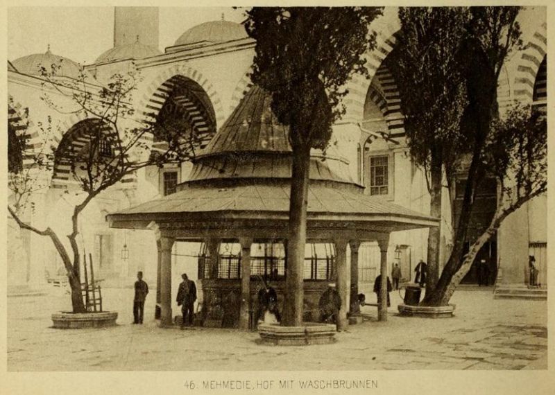 046. Mehmedie, Hof mit Waschbrunnen