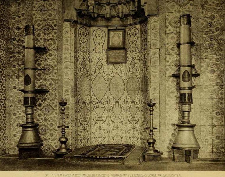 081. Rustem Pascha Dschami, Gebetsnische (Mihrab) mit Fliesenbelag, vorne Prunkleuchter