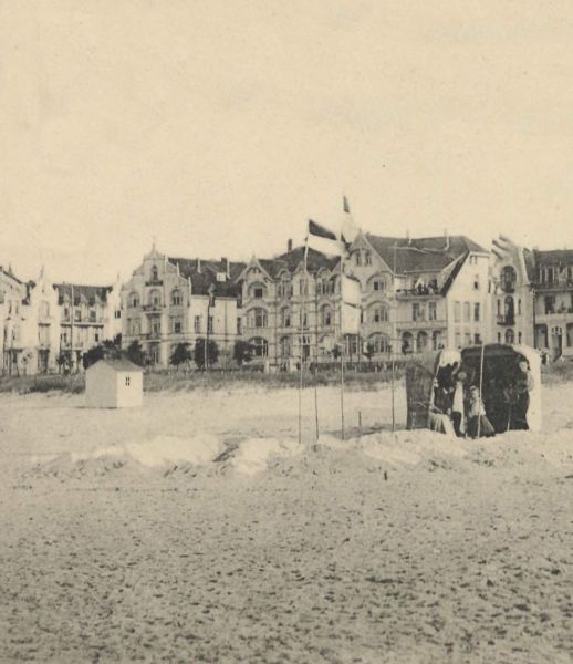 Ostseebad Swinemünde, Badehütte und Strandkörbe vor der Dünenstraße