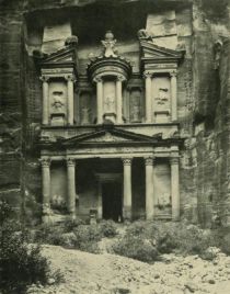 Tafel 4. Wâdi Mûsa. Die Grabfassade El Chazne in Petra. Aufnahme von Larsson