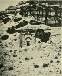 Tafel 5. Wâdi Mûsa. Felsengrab in Petra. Aufnahme von Larsson. 