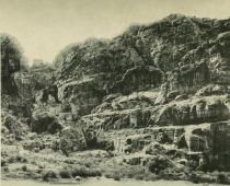 Tafel 8. Wâdi Mûsa. Felsfassaden älteren Stils in Petra. Aufnahme von Larsson