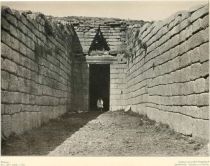 Abb. 13. Dromos zum Kuppelgrab, Mykenä