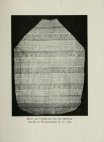 01 Kasel aus Goldbrokat mit Schriftreihen, gewebt in Mesopotamien im 14. Jahrhundert 