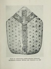 05 Kasel aus italienischem goldbroschiertem Seidenstoff. Rückenkreuz -Stickerei, Böhmen oder Österreich um 1400 