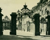 004. Würzburg: Tor mit Gitterkrönung an der Residenz