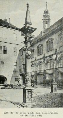 Abb. 26 Bronzene Säule zum Ringelrennen im Stallhof (1588)