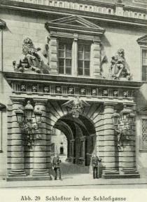 Abb. 29 [27] Der Neumarkt, nach der Radierung von Canaletto um 1790. Links Stallgebäude (jetzt Johanneum). Frauenkirche, rechts davon die ehemalige Hauptwache, ganz rechts das ehemalige Kaufhaus.