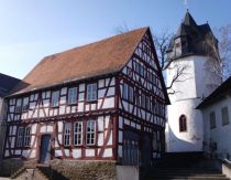 Hochweisel, ehemaliges Rathaus und Kirche