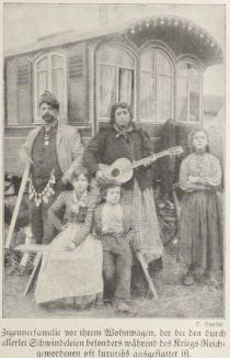 Zigeuner, Zigeunerfamilie vor ihrem Wohnwagen
