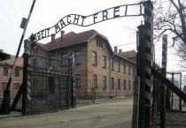 Eingangstor des KZ Auschwitz I (Stammlager) mit der Aufschrift -Arbeit macht frei-