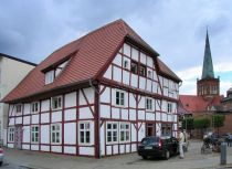 Bergen, ältestes Fachwerkhaus von 1538 am Markt, Marienkirche