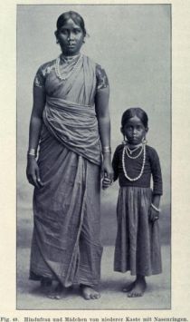 049. Hindufrau und Mädchen von niederer Kaste mit Nasenringen