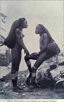 052. Zwei Mädchen vom Sangafluss mit schmalem Hüftband