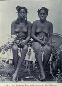 058. Zwei Mädchen aus Tonga im Blumenschmuck