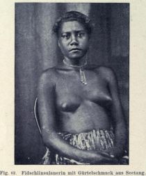062. Fidschiinsulanerin mit Gürtelschmuck aus Seetang