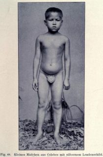 068. Kleines Mädchen aus Celebes mit silbernem Lendenschild 