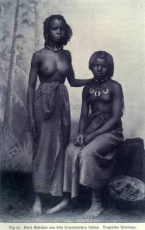 084. Zwei Mädchen aus dem französischen Sudan. Tropische Kleidung